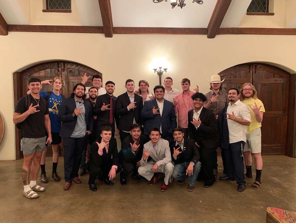 LambdaChiASU's tweet photo. Last night, the Beta Alpha Zeta chapter of Lambda Chi Alpha welcomed 5 new members into our Brotherhood. May you Gentlemen always remember what you were taught on your journey to Initiation. In ZAX, Congratulations Gentlemen🤟🏽
#ChopsUp #ChopsOnTop #ΛΧΑ https://t.co/YKUcuZTUh9