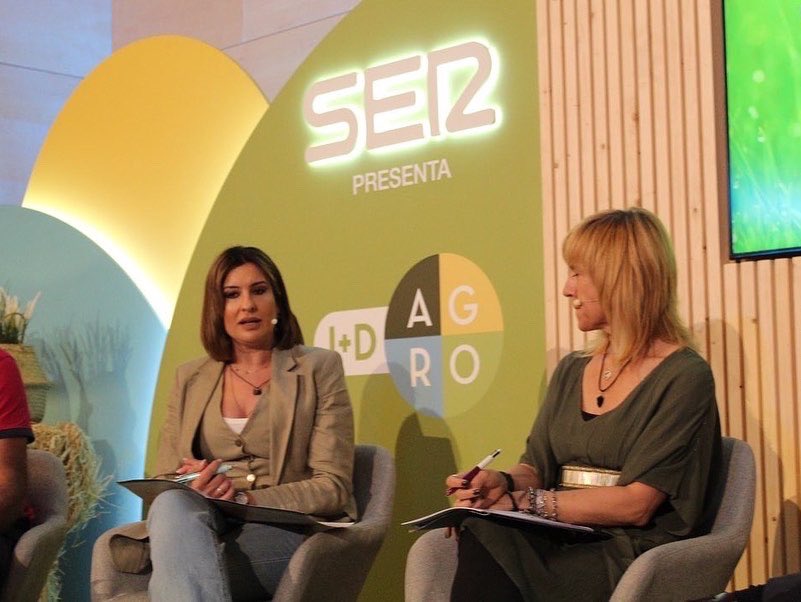Extrem_FADEMUR's tweet photo. El futuro del sector agrario no se puede perfilar de espalda a las mujeres ✊
Junto con los jóvenes, las #MujeresRurales seremos claves para el Progreso de nuestra actividad.
Así lo defendíamos en el foro #idagro organizado por @SERextremadura en Don Benito 👇 https://t.co/ZhRzGeo1t5