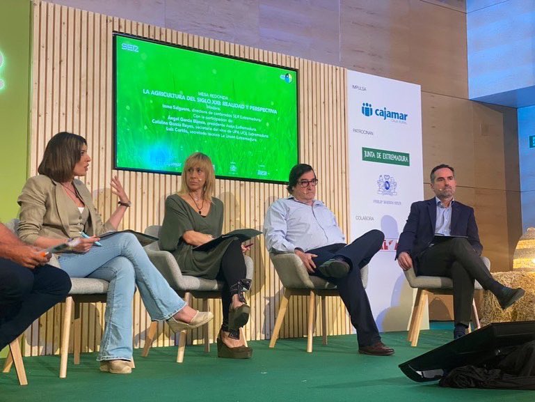 Extrem_FADEMUR's tweet photo. El futuro del sector agrario no se puede perfilar de espalda a las mujeres ✊
Junto con los jóvenes, las #MujeresRurales seremos claves para el Progreso de nuestra actividad.
Así lo defendíamos en el foro #idagro organizado por @SERextremadura en Don Benito 👇 https://t.co/ZhRzGeo1t5