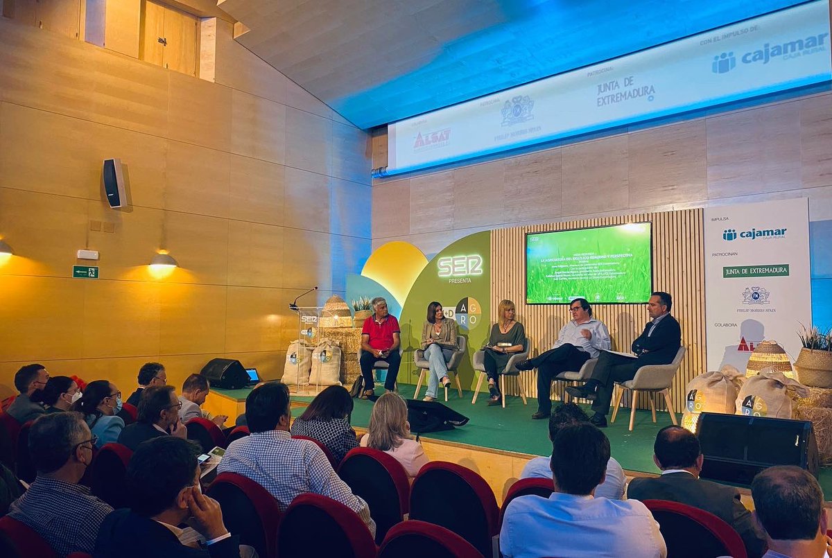 Extrem_FADEMUR's tweet photo. El futuro del sector agrario no se puede perfilar de espalda a las mujeres ✊
Junto con los jóvenes, las #MujeresRurales seremos claves para el Progreso de nuestra actividad.
Así lo defendíamos en el foro #idagro organizado por @SERextremadura en Don Benito 👇 https://t.co/ZhRzGeo1t5