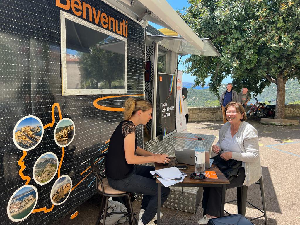 OrangeCorse's tweet photo. Notre camion Fibre était aujourd’hui à Lumio 👍

Des clients ravis de bénéficier du meilleur réseau Fibre  @OrangeCorse 🤩

Merci à Monsieur le maire et son équipe pour leur accueil 

#OrangeCorsicaSempreAFiancaVoi https://t.co/7BTUZhKFyH