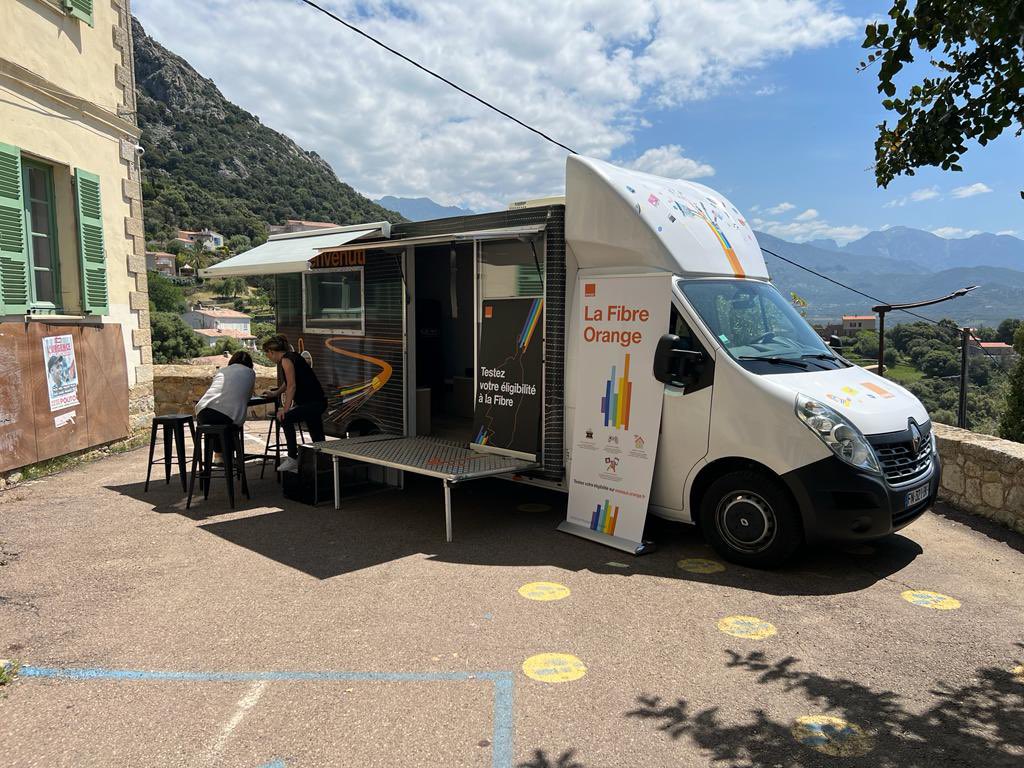 OrangeCorse's tweet photo. Notre camion Fibre était aujourd’hui à Lumio 👍

Des clients ravis de bénéficier du meilleur réseau Fibre  @OrangeCorse 🤩

Merci à Monsieur le maire et son équipe pour leur accueil 

#OrangeCorsicaSempreAFiancaVoi https://t.co/7BTUZhKFyH