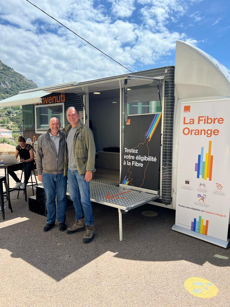 OrangeCorse's tweet photo. Notre camion Fibre était aujourd’hui à Lumio 👍

Des clients ravis de bénéficier du meilleur réseau Fibre  @OrangeCorse 🤩

Merci à Monsieur le maire et son équipe pour leur accueil 

#OrangeCorsicaSempreAFiancaVoi https://t.co/7BTUZhKFyH