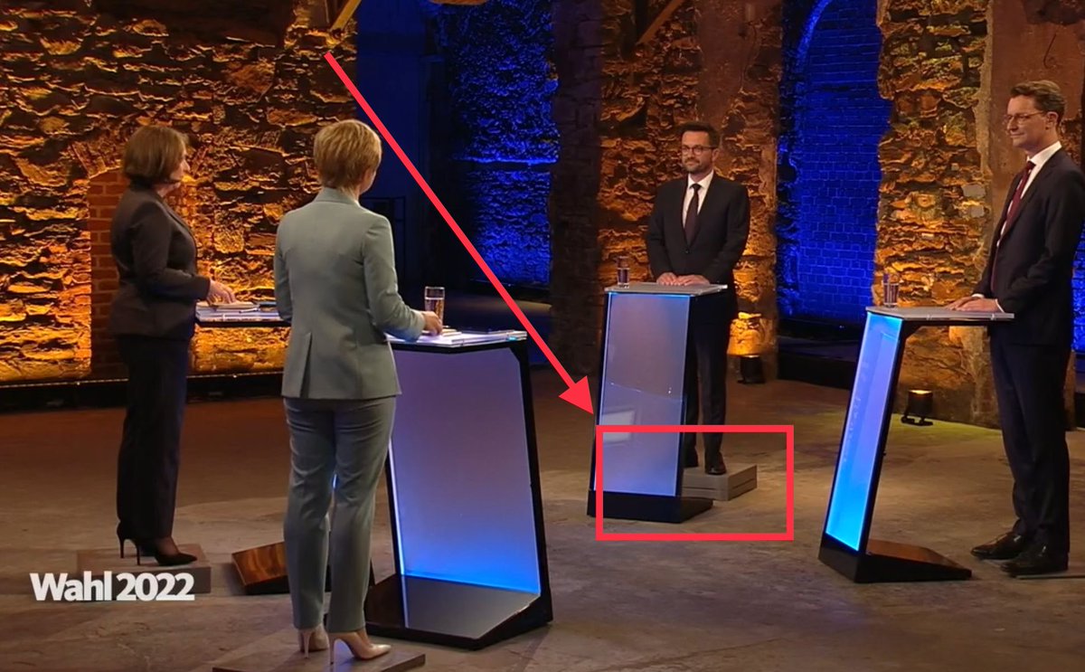 sarfeld's tweet photo. Auf argumentative Augenhöhe kommt man auch nicht mit #Podest.
#TVDuell https://t.co/BZ2Rde2Jtm