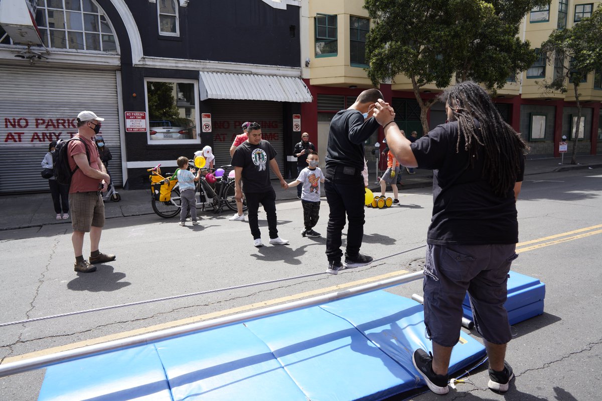 SundayStreets's tweet image. The @circuscenter is coming to Bayview! Get your juggle on, test your balance walking on a tight wire, &amp;amp; get the best of the circus right on the streets.🎪🤹‍♀️✨

🗓 Sunday, May 22
🕒 11AM-4PM
📍 Oakdale/Lane/Keith/3rd
🔗 sundaystreetssf.com/bayview
~~
🎨 poster artwork by @breenache
