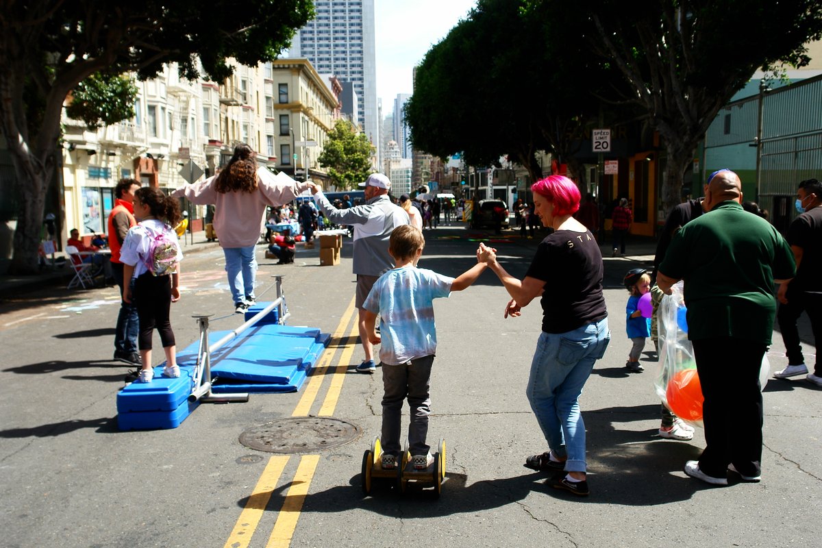SundayStreets's tweet image. The @circuscenter is coming to Bayview! Get your juggle on, test your balance walking on a tight wire, &amp;amp; get the best of the circus right on the streets.🎪🤹‍♀️✨

🗓 Sunday, May 22
🕒 11AM-4PM
📍 Oakdale/Lane/Keith/3rd
🔗 sundaystreetssf.com/bayview
~~
🎨 poster artwork by @breenache