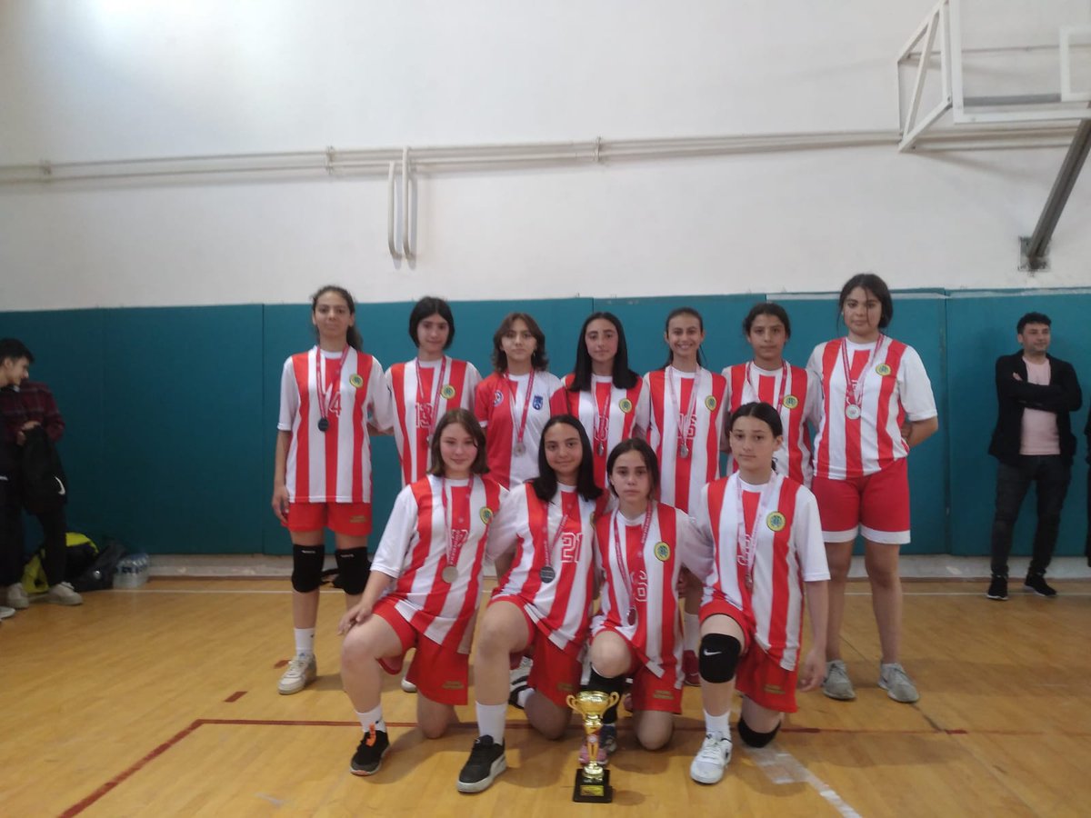 HMCOrtaokul's tweet photo. İlçemiz Ortaokullar arası voleybol turnuvasında 2. Olan voleybol kız takımını tebrik ederiz. Emek veren beden eğitimi öğretmeni @reytu971
ve Nazmi Cantürk'e teşekkür ederiz. Başarıların devamını dileriz. @sultangazimem1 @mustafakizilay2 @necatitekbas @OsmanAk17514030 @avadursun https://t.co/gi9HqW0AxC