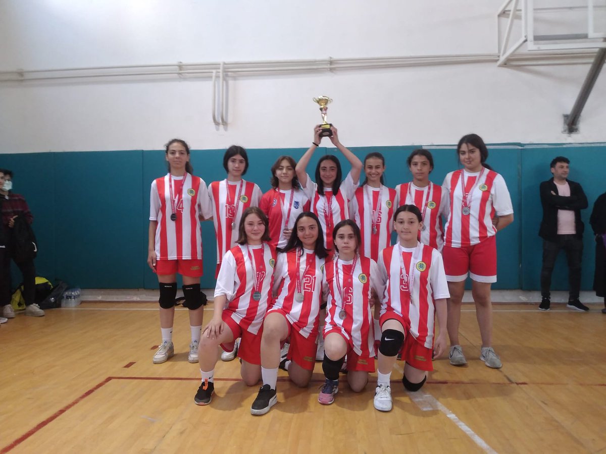 HMCOrtaokul's tweet photo. İlçemiz Ortaokullar arası voleybol turnuvasında 2. Olan voleybol kız takımını tebrik ederiz. Emek veren beden eğitimi öğretmeni @reytu971
ve Nazmi Cantürk'e teşekkür ederiz. Başarıların devamını dileriz. @sultangazimem1 @mustafakizilay2 @necatitekbas @OsmanAk17514030 @avadursun https://t.co/gi9HqW0AxC