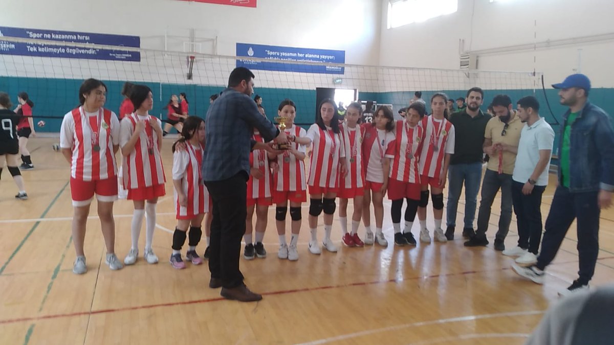 HMCOrtaokul's tweet photo. İlçemiz Ortaokullar arası voleybol turnuvasında 2. Olan voleybol kız takımını tebrik ederiz. Emek veren beden eğitimi öğretmeni @reytu971
ve Nazmi Cantürk'e teşekkür ederiz. Başarıların devamını dileriz. @sultangazimem1 @mustafakizilay2 @necatitekbas @OsmanAk17514030 @avadursun https://t.co/gi9HqW0AxC
