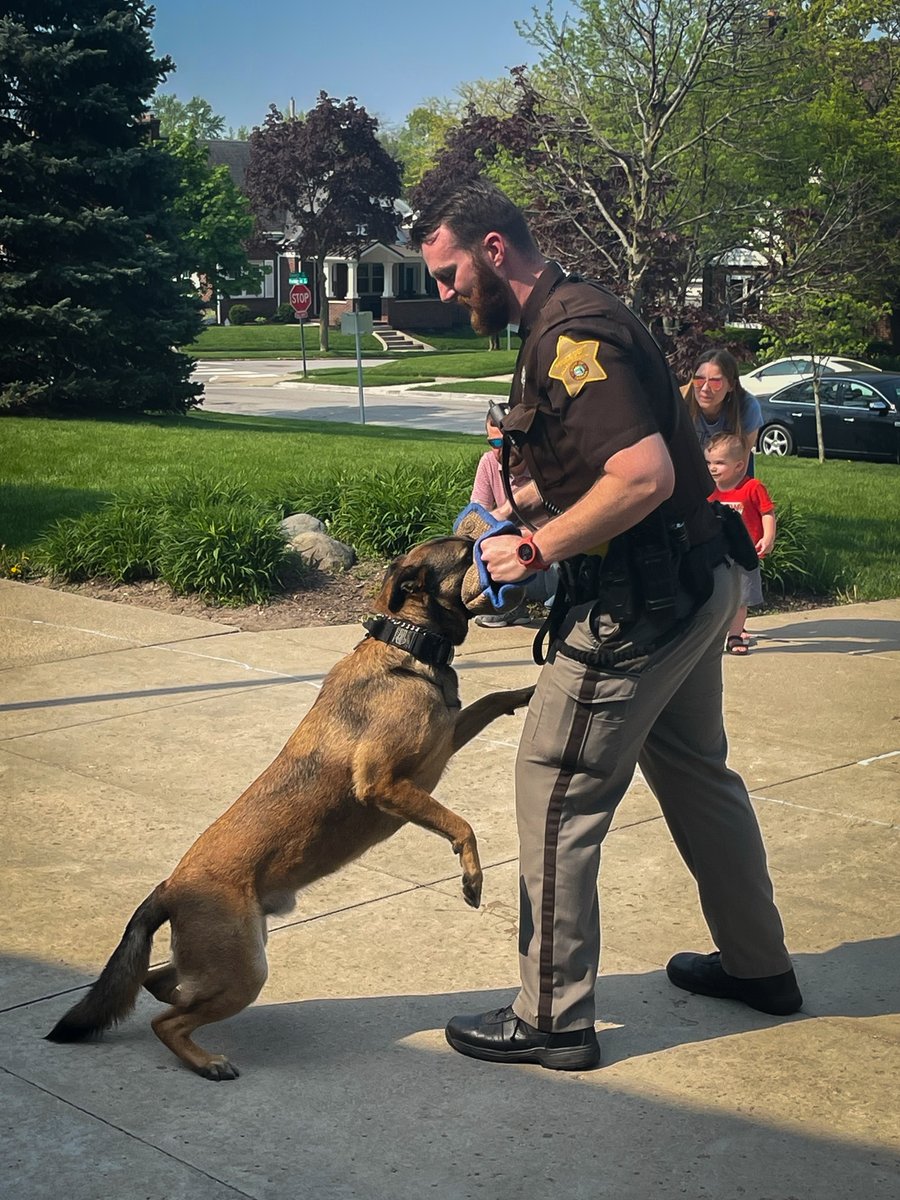 AllenCoSheriff's tweet photo. #WoofWednesday...What a perfect day for sunshine ☀️and a K-9 🐶demo for the students and staff at St. Jude.
#ACPD #sheriff #community #k9handler #CommunityPolicing #k9training #k9dogs #k9unit #k9 #lawenforcement #lawenforcementfamily #lawenforcementofficer #BlueLineStrong https://t.co/2MZdJE1pyI