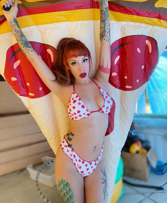 Come hang out with me and my giant pizza 🍕 https://t.co/j8rFRkofaN @leemaleestream https://t.co/WLoq<a href="/tag/twitch"class="tags"><span>#twitch</span></a>