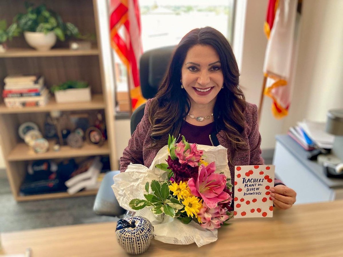 SenSusanRubio's tweet image. Today I introduced SR 87 #DayoftheTeacher to recognize the dedication of our #teachers. As a longtime teacher, the recognition is very personal to me. My staff knows this &amp;amp; surprised me with flowers &amp;amp; a card with a grade - I got an A+! Thanks to an amazing staff. #TeamRubio