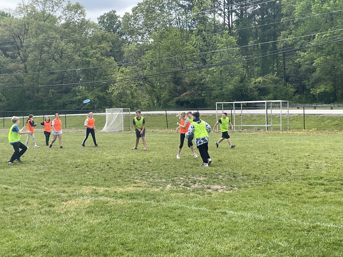 klugPEresource's tweet photo. Casual, intermediate and advanced ultimate frisbee games this afternoon @MagRiverAACPS #differentiation #outsidePE #handeyecoordination #teamwork https://t.co/UH258NasX3