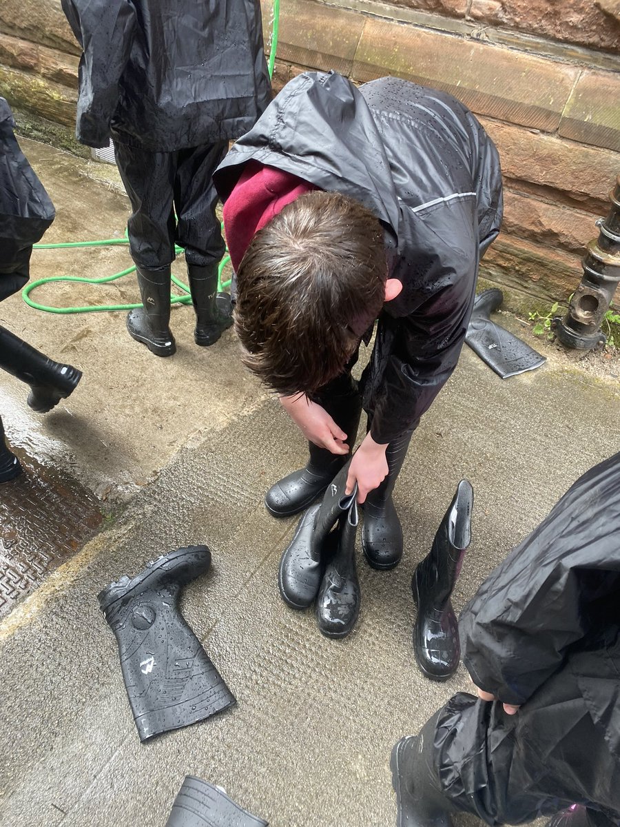 StCharlesGla's tweet photo. Our new #OutdoorLearningLab is at the end of the school near our #OutdoorTap which means that the pupils can be hosed off so they don’t walk mud all over the building. Today some of the boys helped clean all the wellies...although we think they got wetter than they needed to be! https://t.co/aa1S7dMCWB