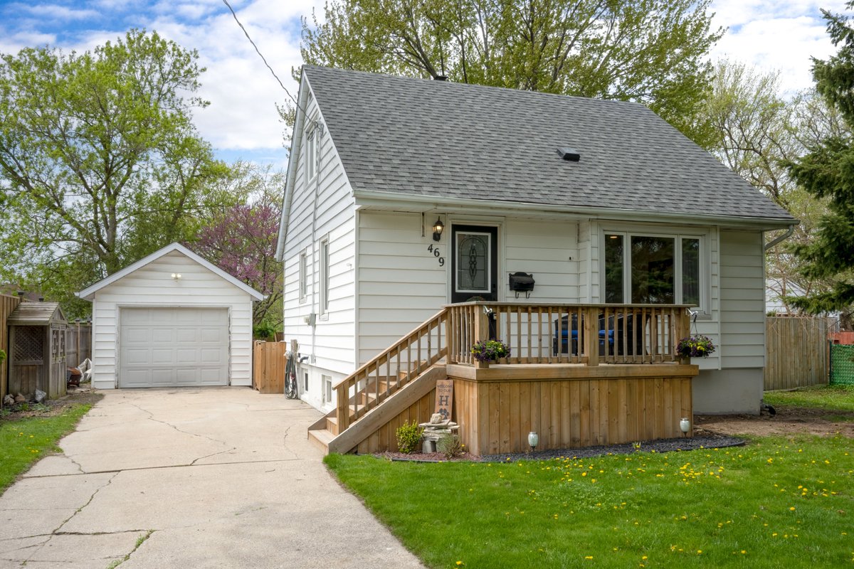 sarniaproperty's tweet photo. ✨NEW Listing✨
469 Superior St.
$399,900
◼️ 3 Bedrooms
◼️ 1 Bathroom
◼️ Detached Garage
◼️ Newer windows
◼️ Updated Kitchen

View full listing: https://t.co/5NANFphVzr
📲Melissa Bennett | 519.464.8550
#newlisting #sarnia #forsale #3bed #1bath #bluecoastteam #realestateagent https://t.co/YVYz5c9779
