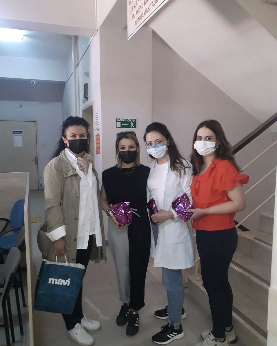 ABozuyuk's tweet photo. Büyük özveri, sabır ve motivasyonla çalışan hemşirelerimizin 12 Mayıs #HemşirelerGünü dolayısıyla Kadın Kolları Başkanımız Suna Ünal Yönetim Kurulu üyelerimiz ile birlikte hemşirelerimizi ziyaret ederek günlerini kutladık..

#AKPARTİBozüyükKadınKolları😊
#HemşirelerGünü💐 https://t.co/uiMSzWabRf