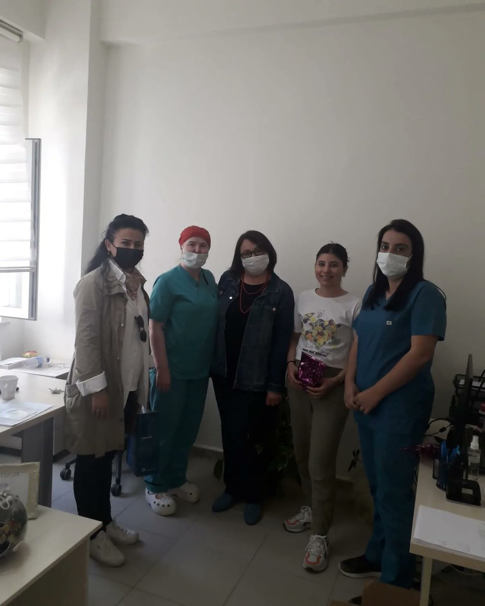 ABozuyuk's tweet photo. Büyük özveri, sabır ve motivasyonla çalışan hemşirelerimizin 12 Mayıs #HemşirelerGünü dolayısıyla Kadın Kolları Başkanımız Suna Ünal Yönetim Kurulu üyelerimiz ile birlikte hemşirelerimizi ziyaret ederek günlerini kutladık..

#AKPARTİBozüyükKadınKolları😊
#HemşirelerGünü💐 https://t.co/uiMSzWabRf