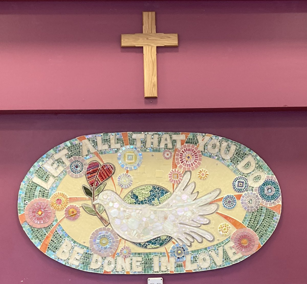 cwprimary's tweet photo. Thank you to Stephanie Roberts for her work with our children to create a beautiful focus point for worship. All children in school contributed to its design. 👏🏼👏🏼👏🏼@MonmouthDCO @LlandaffDio https://t.co/Ym3TjRhTEP