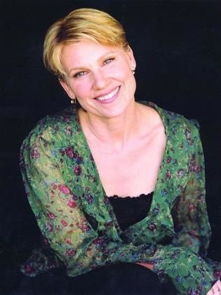 Happy birthday Lindsay Crouse. My favorite films with Crouse are The verdict and The insider. 