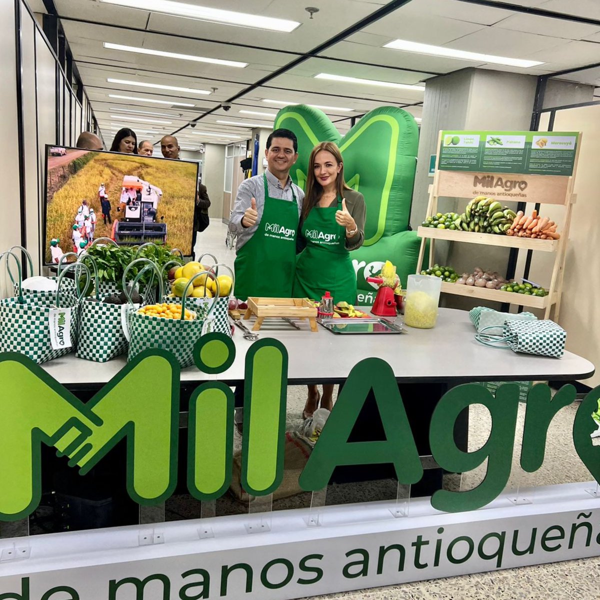 RodolfoCorreaV's tweet photo. Para que la utilidad económica quede en manos de los agricultores y no de intermediarios que hoy se quedan con el 70%, activamos con @FAO_Colombia este sistema de conexión directa bajo una marca para agrupar a los pequeños productores. La llamamos MilAGRO, de manos antioqueñas. https://t.co/HK2drFtYX7
