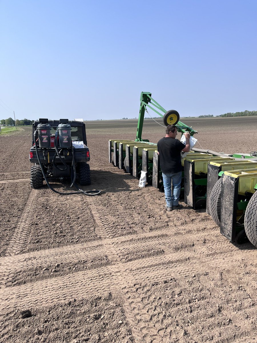 KyleRSmith1997's tweet photo. Another 🌽 plot down in Coles County IL. We have some exciting new Hybrids on the watch list👀. Can’t wait to see the results on the new SmartStaxPro. @StoneSeedIL @Bayer4CropsUS . #Plant22 #StoneKnowsIL #Bayer4IL https://t.co/pDnyjYfM9W