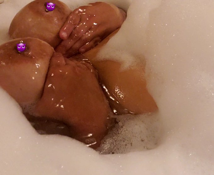 If bubbles and titties are your thing... boy did I drop a video for you... 👀👀 https://t.co/QZDzBPf2t3
