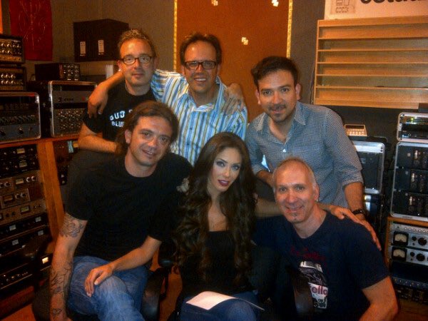 anythrowback's tweet image. 🔙 #AnyThrowback Anahí grabando la canción de “Dos Hogares” en CDMX, México 🇲🇽 12.05.2011