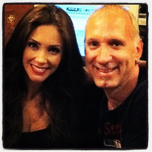 anythrowback's tweet image. 🔙 #AnyThrowback Anahí grabando la canción de “Dos Hogares” en CDMX, México 🇲🇽 12.05.2011