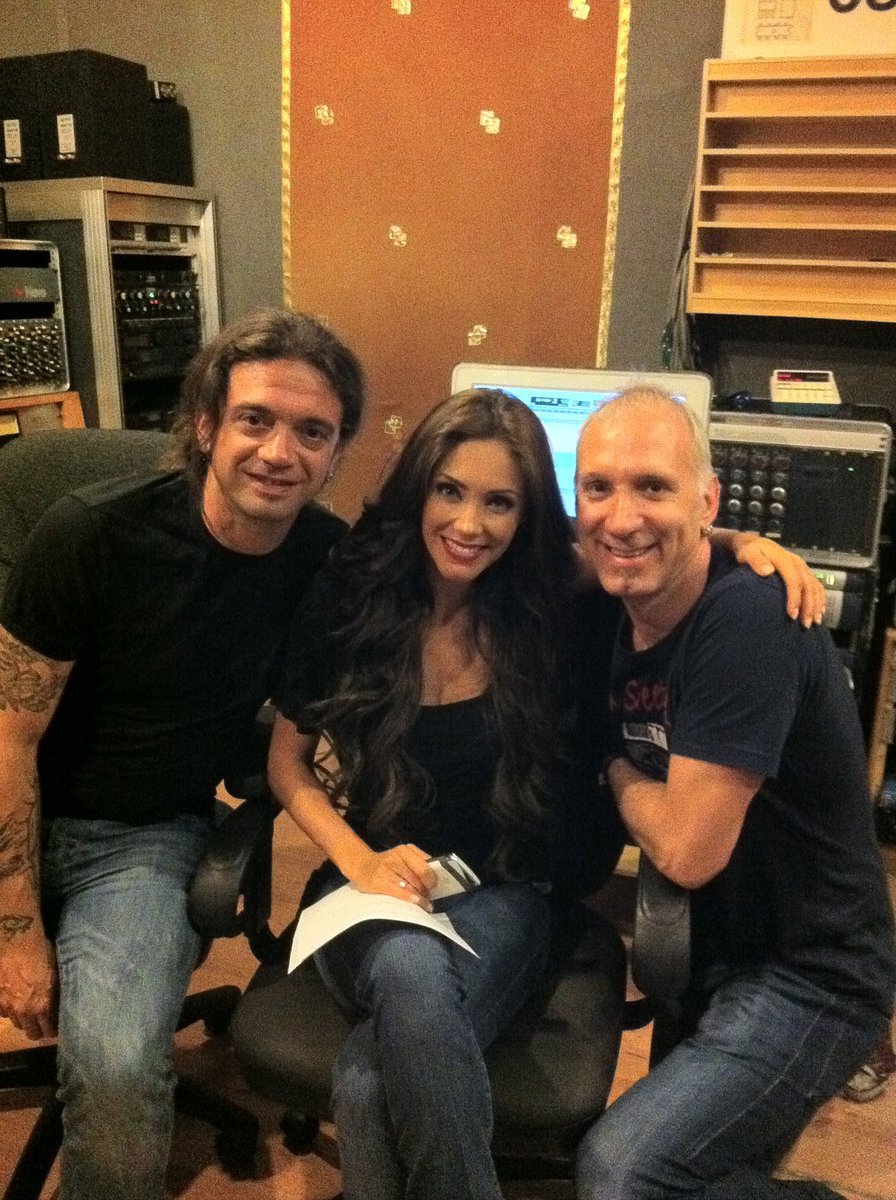 anythrowback's tweet image. 🔙 #AnyThrowback Anahí grabando la canción de “Dos Hogares” en CDMX, México 🇲🇽 12.05.2011