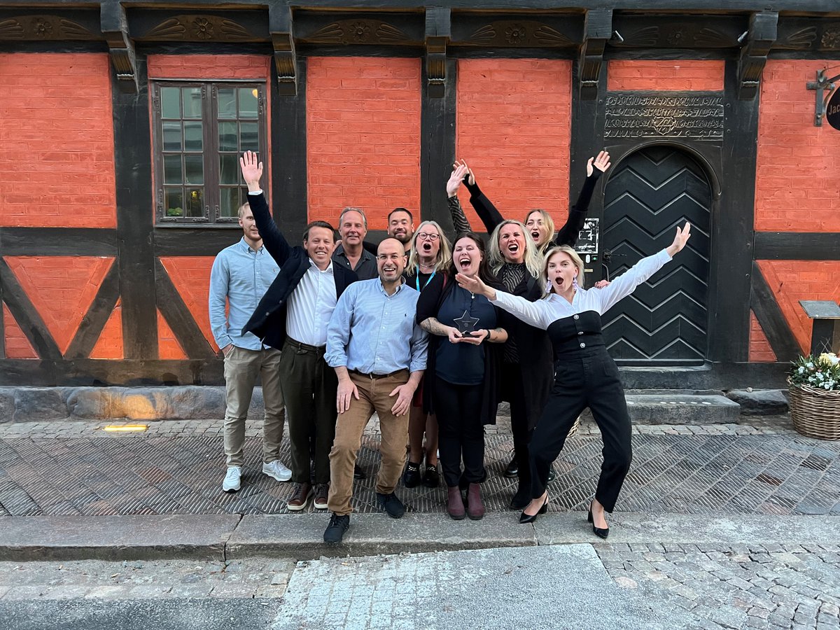 SthlmStudentBo's tweet photo. VI VANN! Vår nytänkande webb för nyinflyttade studenter vann priset Årets stjärna som delas ut av @Studboforetagen. Ikväll ska vi fira! Spana i sajten: https://t.co/ICRlq7mi4E https://t.co/k3paTfuiBh