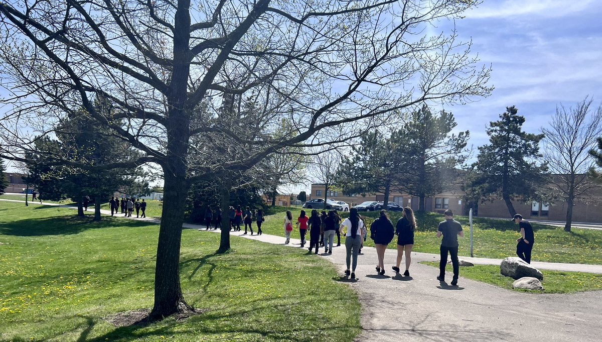 EducatorHoss's tweet photo. Another beautiful day 🌞 with the @FMMtweets @Race_with_Me #RunWalkClub - 45 minutes done. Our 200m timed sprint is set for tomorrow. You are welcome to join us. https://t.co/HwpSnT9NLv