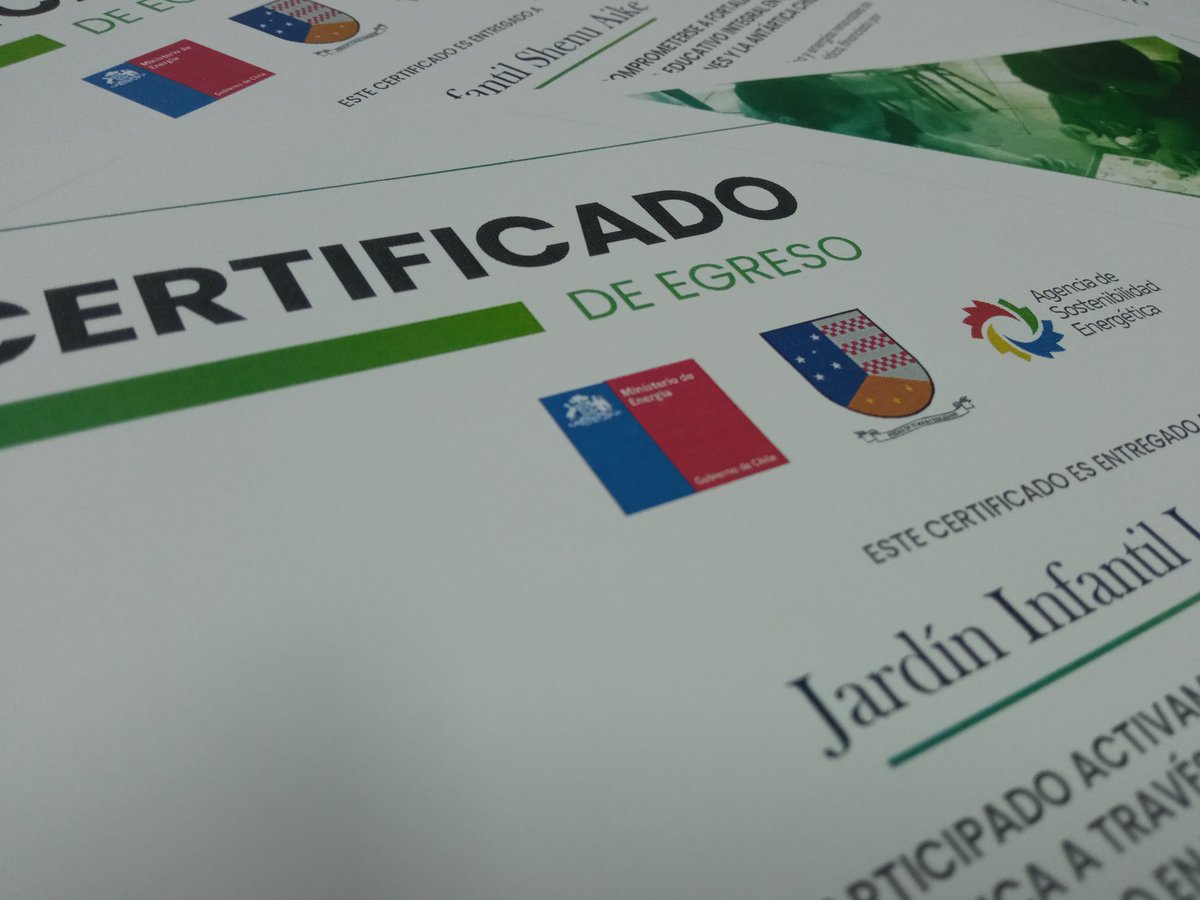 EnergiaMag's tweet photo. ✅ Estamos consiguiendo importantes resultados educacionales al certificar a 56 comunidades educativas de #Magallanes en materia de eficiencia energética, gracias al trabajo tripartito entre el @OficialGore, la @Agencia__SE y el @MinEnergia 💪🏻⚡ https://t.co/RUNMcOezkk