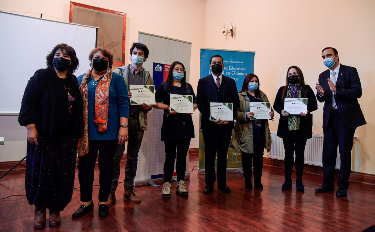 EnergiaMag's tweet photo. ✅ Estamos consiguiendo importantes resultados educacionales al certificar a 56 comunidades educativas de #Magallanes en materia de eficiencia energética, gracias al trabajo tripartito entre el @OficialGore, la @Agencia__SE y el @MinEnergia 💪🏻⚡ https://t.co/RUNMcOezkk