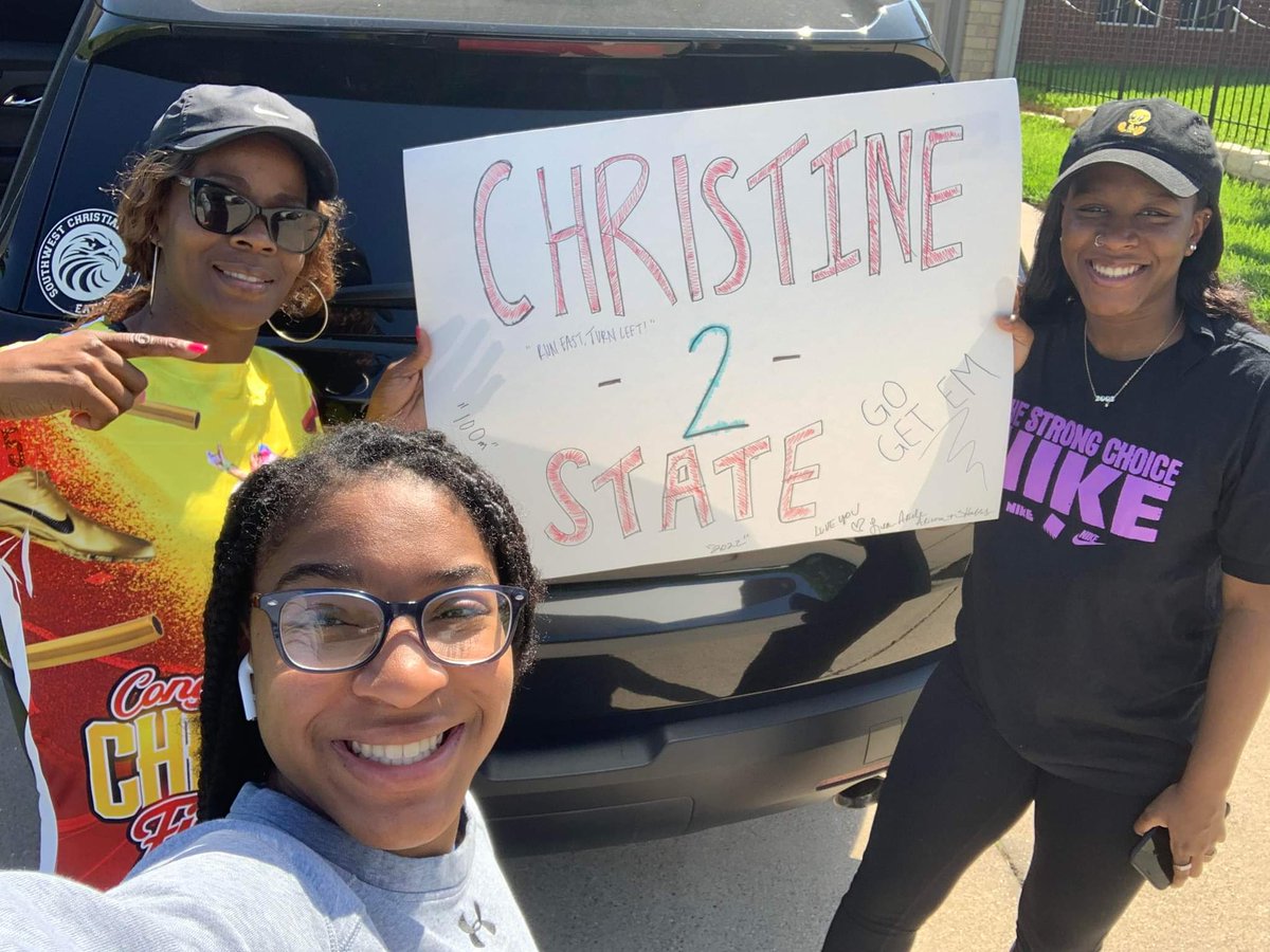 LEAROSE40's tweet photo. @Christine_Mall @FatimaMallard Go and eat! 🙏 and continued blessings State 2022! From ya fam @arieona_rose5 @ele_renae https://t.co/0WbIkO0htw