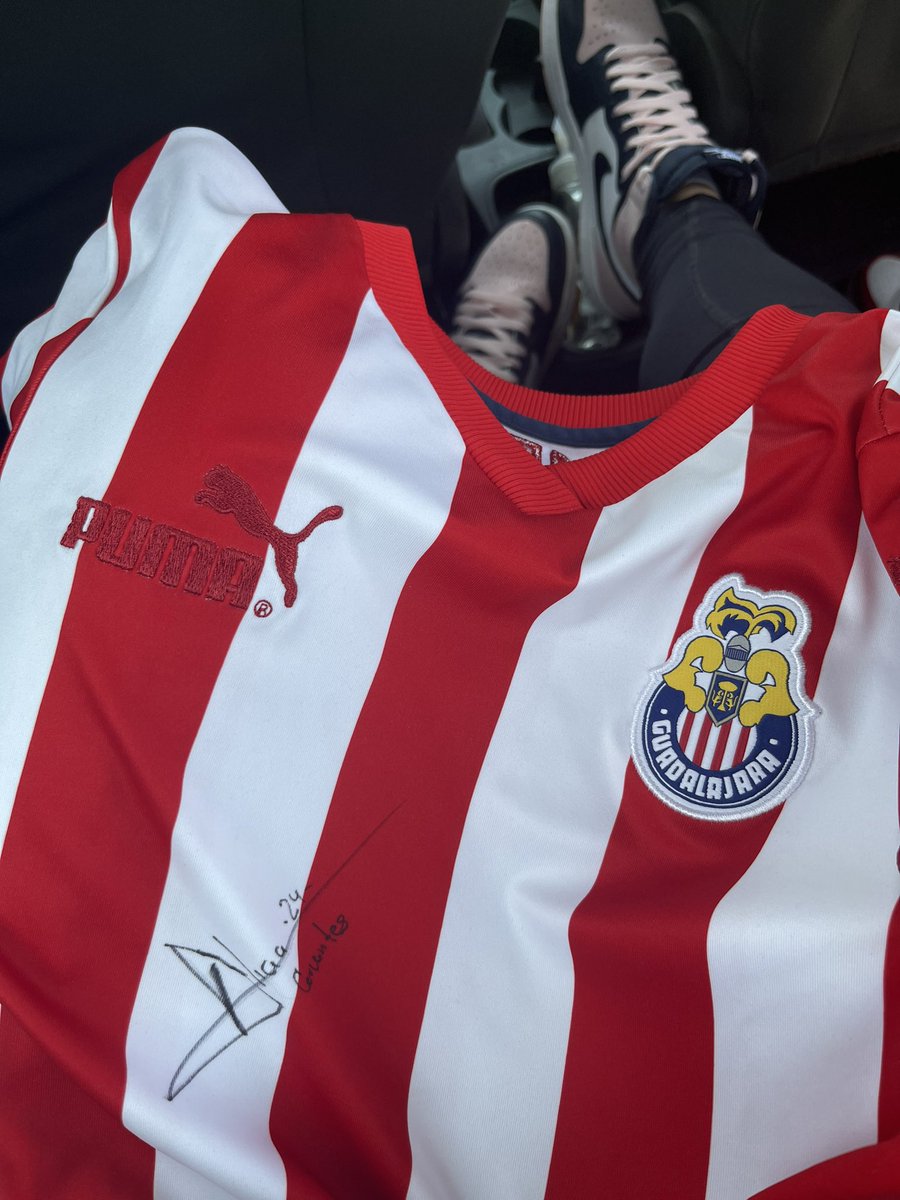 KeniBd's tweet photo. Hoy me encontré a la máxima goleadora de @ChivasFemenil. ¡Gracias, Ídola @LichaCervantes! ❤️ https://t.co/uDPdEiBORR
