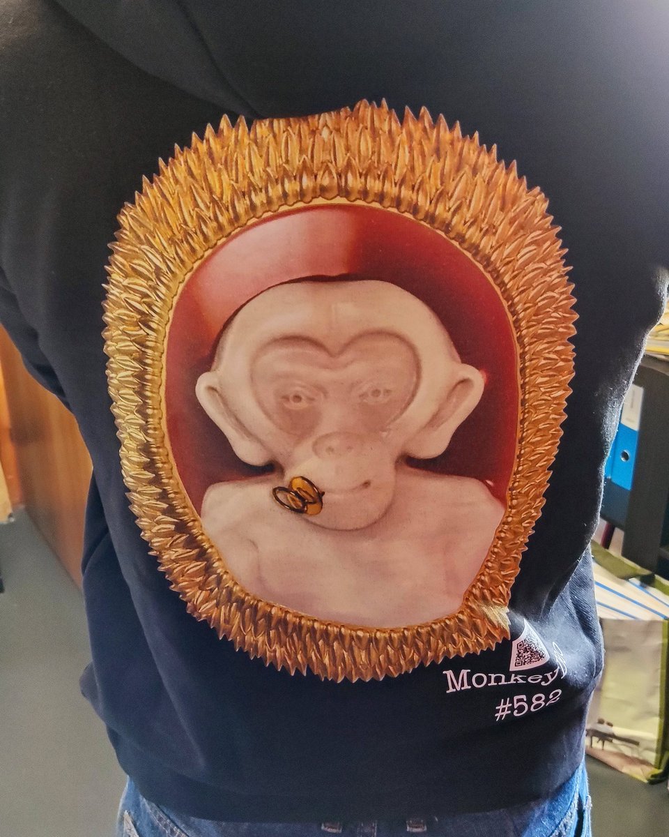 amedeocapri's tweet photo. Phygital is real!!! @Kaiserlich87 you re the coolest of the gang!! 🙏🏼🔥📈 #NFTCollection #amedeonft #monkeydeo #NFTProjects #NFT https://t.co/S2LWxGNA2C