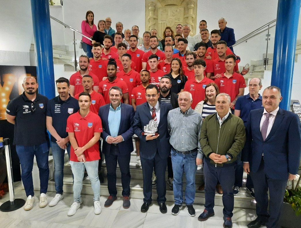 ⚽ <a href="/AlcantarillaFC/">Alcantarilla FC</a> asciende de categoría y jugará en TERCERA DIVISIÓN #RFEF la próxima temporada. El 30 de abril venció al Juvenia por 3-0 en el Campo de Fútbol Ángel Sornichero

✔️Hoy han visitado el Ayuntamiento para recibir su reconocimiento 

🏆Enhorabuena campeones‼️