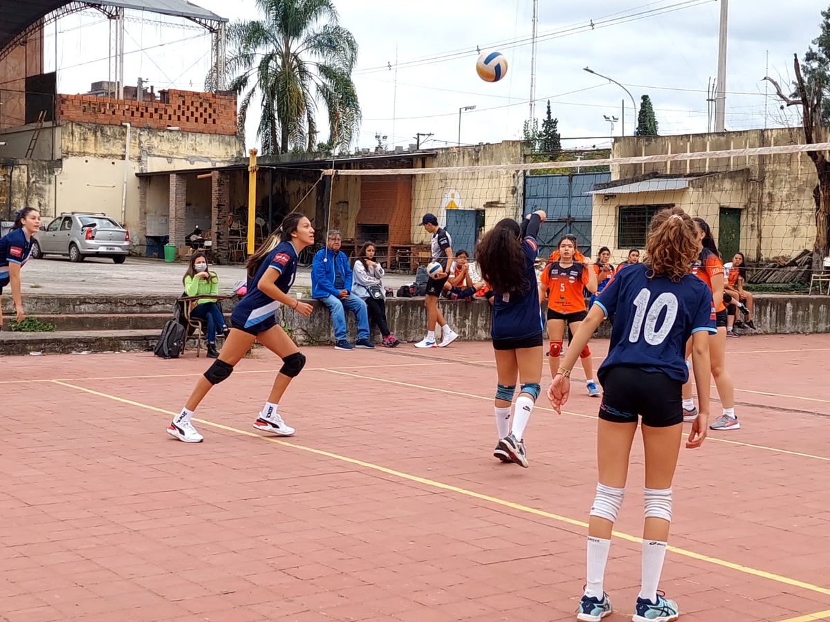MichelinAndujar's tweet photo. #VoleyTucumano Estamos por terminar la primera quincena de mayo, y recién hoy comienza la actividad de manera oficial en primera. Mientras tantos hay equipos que entrenan desde enero. [Abro hilo] https://t.co/FWxHCOhbUD