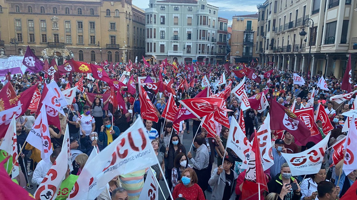 RubenFarinas's tweet photo. Y ha vuelto a ocurrir. 40.000 personas salen a la calle a reclamar un futuro, un futuro que la mayoría tenemos claro que pasa por una autonomía propia. Otra muestra de músculo que algunos siguen sin ver, hasta que vayamos a las urnas. 
Foto: @Ines_Snts https://t.co/K58iiWXqht