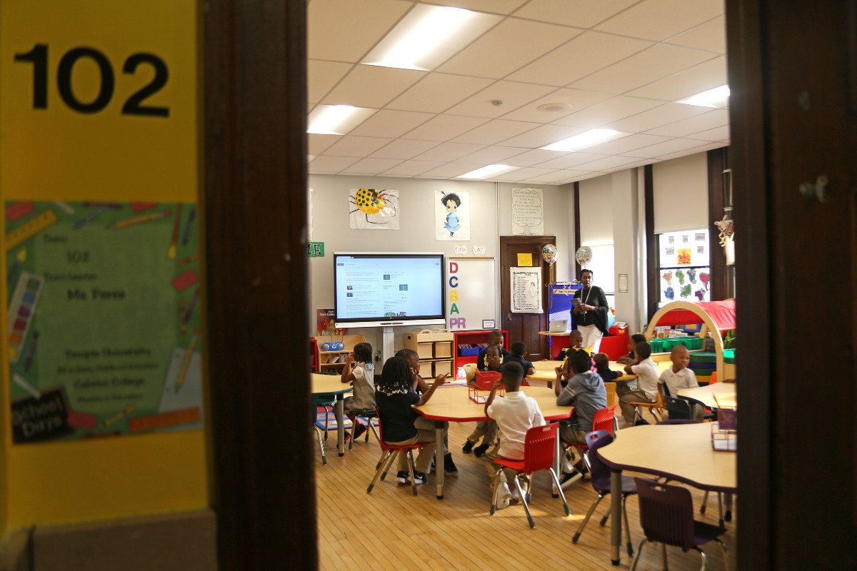 PHLInnovation's tweet photo. We’re offering an opportunity for #PHLConnectED schools in priority zip codes to get $2,500!
Philly schools can complete the program’s outreach challenge and receive this award ➡️ https://t.co/qIWs7OnWbs https://t.co/OZOX8v7zPq