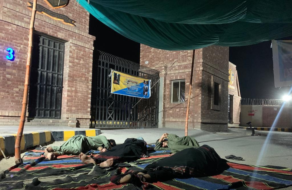bsac_dg's tweet photo. غازی یونیورسٹی کی جانب سے بے دخل کیے گئے بلوچ طالبعلموں کا احتجاجی دھرنا یونیورسٹی گیٹ کے سامنے جاری ہے۔ انتظامیہ کی ہٹ دھرمی کے باعث بلوچ طالبعلم شدید گرمی میں سخت گیر سڑکوں پر سونے پر مجبور ہوگئے ہیں۔ 

#RestorBalochStudents https://t.co/29N3afKdgZ