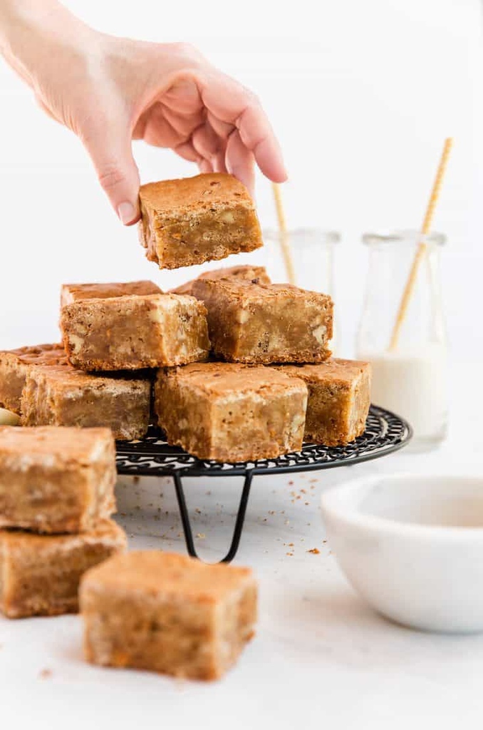 aclassictwist's tweet photo. These chewy toffee bars are brownie-like, crunchy, perfectly sweet, and chewy. They brought back to so many happy memories!

Find the recipe here- https://t.co/3g9JbGvm2e

#aclassictwist #dmvbaker #foodie #blog #foodblogger #toffeerecipes #recipestotry #kidfriendlyrecipes https://t.co/3bX4X09Zbt