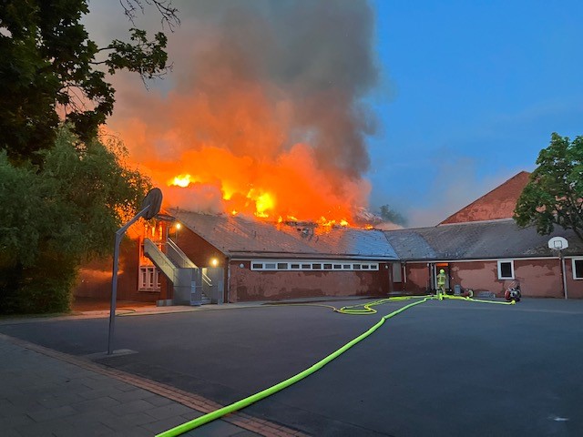 Die beiden Turnhallen der #Schillerschule brennen in voller Ausdehnung. Unsere Kräfte versuchen die Brandausbreitung einzugrenzen #hannover112