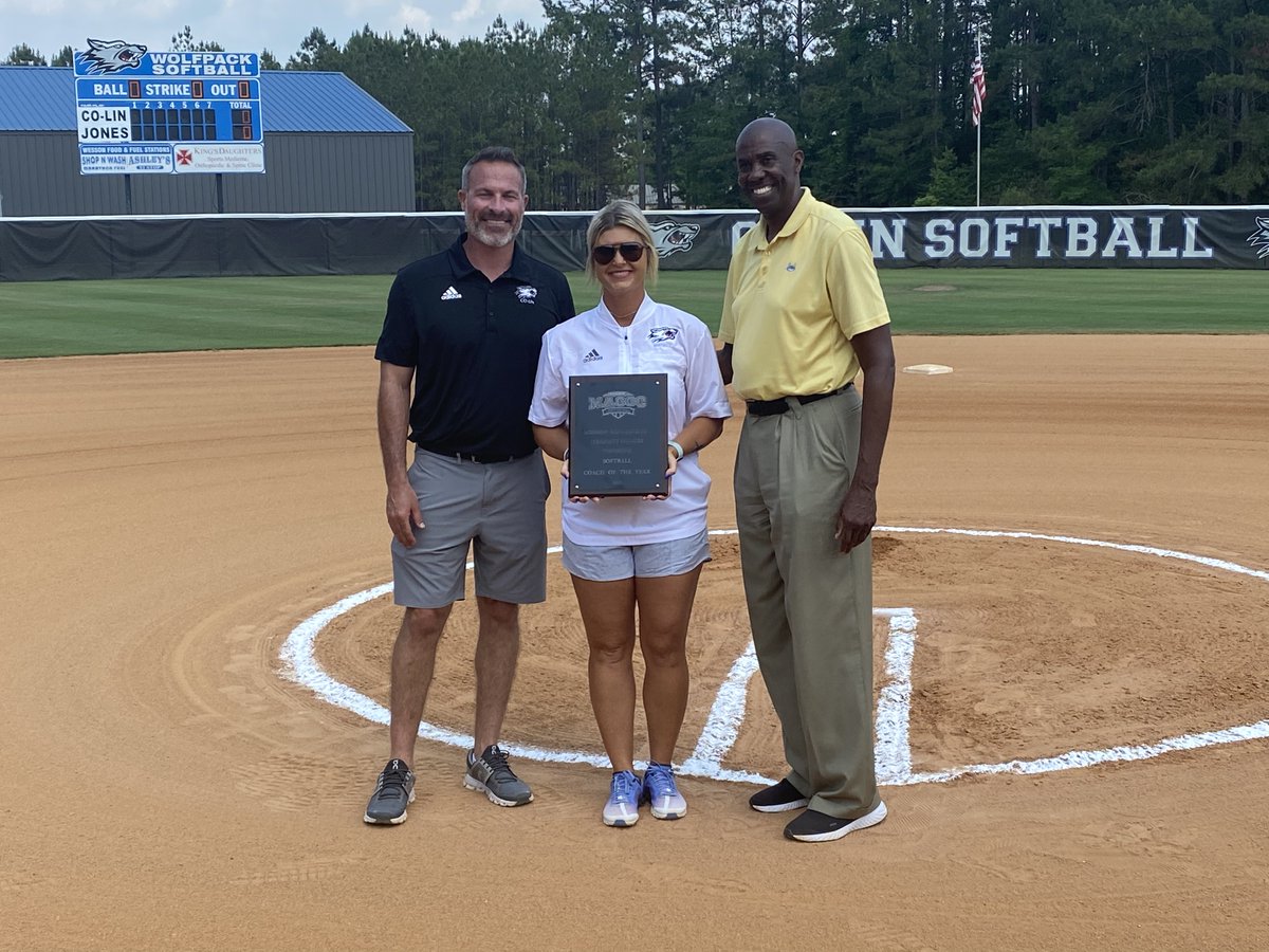MACCCAthletics's tweet photo. MACCC Coach, Pitcher and Player of the Year honored at Region 23 Softball Tournament https://t.co/fjhr2faZ6W https://t.co/Db3hgzngIr
