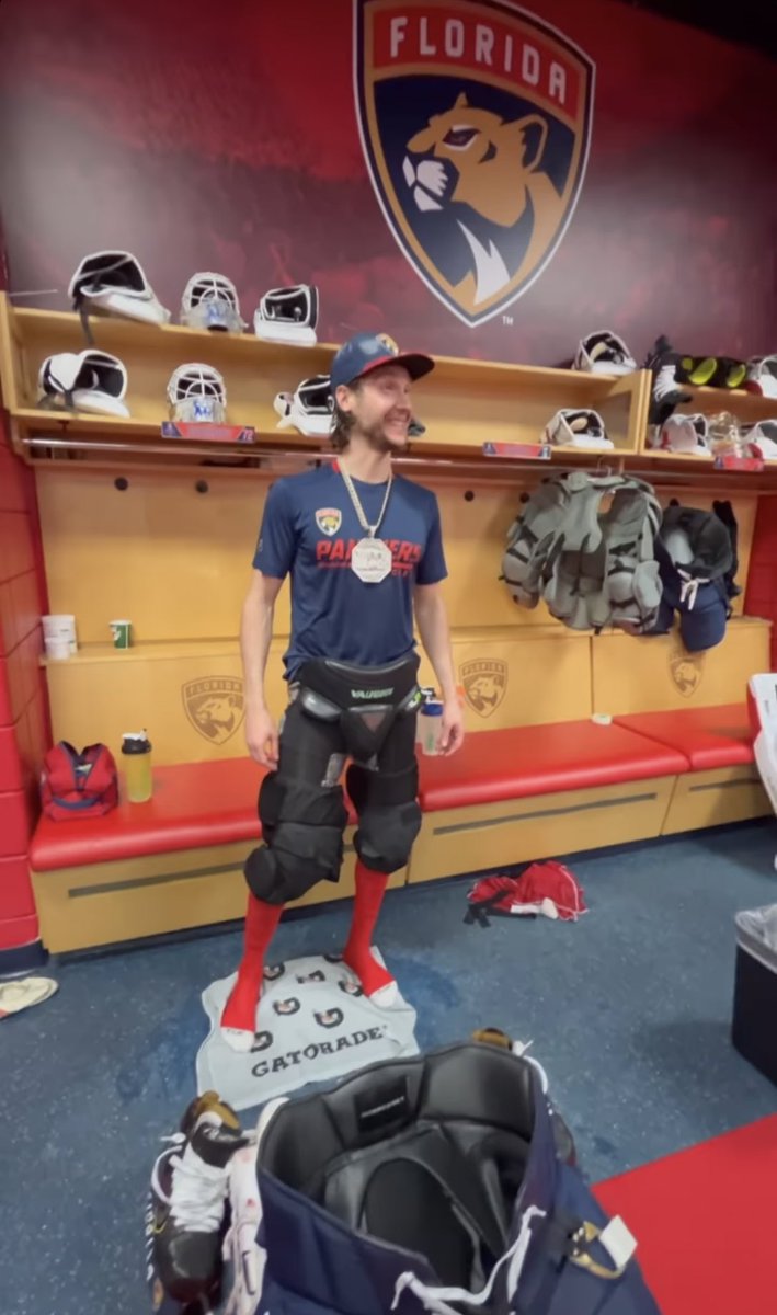 ABaumgartner91's tweet photo. Yes that is Sergei Bobrovsky wearing Kodak Black’s chain (Via Kodak’s IG) https://t.co/gmuiXsvPaJ