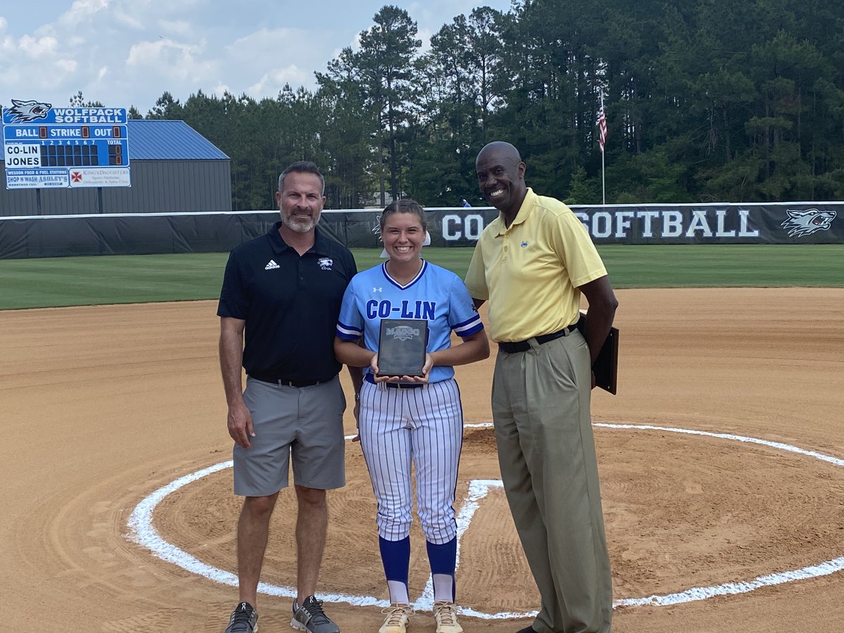 MACCCAthletics's tweet photo. MACCC Coach, Pitcher and Player of the Year honored at Region 23 Softball Tournament https://t.co/fjhr2faZ6W https://t.co/Db3hgzngIr