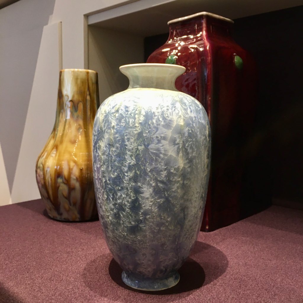 Guiguiii94's tweet photo. Le jeune marchand #OscarGraf a traversé la Seine et inaugurait ce soir sa nouvelle galerie au 71 rue du Fbg St Honoré.
Un petit espace de choix face au Bristol, rénové avec goût ; des meubles et objets d’exception autour de 1900.
Pendule de table Capucines d’Eugène Feuillâtre. https://t.co/w6MMBtcEY0