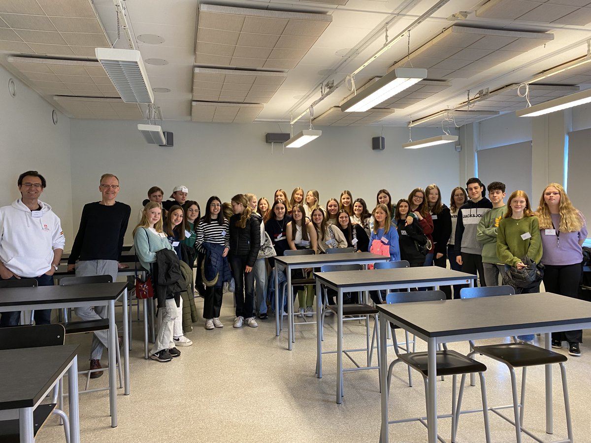 #SUECIA: DÍA 1
Hemos visitado las instalaciones del colegio Sandgärdskolan (Sandared) y nuestros alumnos han asistido a clase con sus amigos suecos
Para finalizar, han conocido el entorno medioambiental del colegio realizando una serie de juegos tradicionales.
#salesianosviajeros