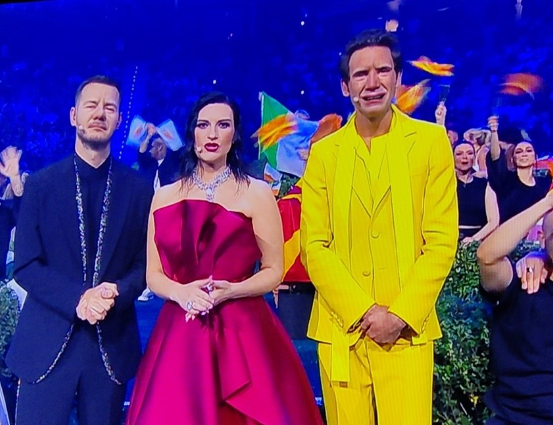 VWesker's tweet photo. #Mika kan het niet meer aan #Eurovisie https://t.co/198sb9N15z