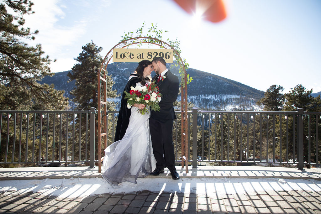 #MountainWedding photos just take our breath away, no matter what time of year.☀️🍁❄️🌸
📸 #PhotographybyJewels
🌸 #FairytaleFloral
📍#DellaTerraMountainChateau
